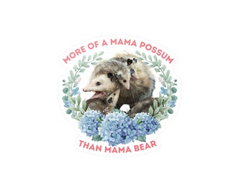 Sticker amusant pour les mamans | Plus une maman opossum qu'une maman ours | Cadeau pour maman | Cadeau pour femme | Vinyle robuste | Intérieur | Extérieur