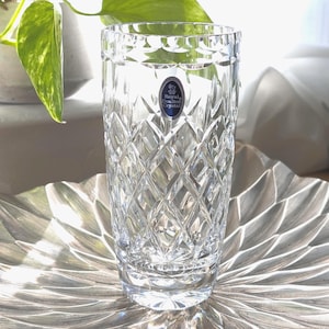 Jarrón pequeño de cristal de plomo Royal Doulton - Cristal tallado a mano - Jarrón de flores - Usado - Idea de regalo única - Cristal inglés - Decoración del hogar. A-325