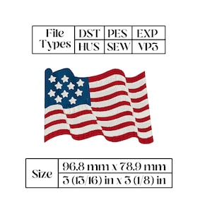 Könnte beinhalten: Ein gesticktes Design einer amerikanischen Flagge in Rot, Weiß und Blau. Die Flagge weht im Wind. Das Design ist 96,8 mm x 78,9 mm groß.