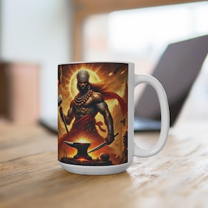 Può includere: Tazza in ceramica bianca con un'illustrazione colorata di una figura muscolosa che tiene un martello e sta in piedi davanti a un'incudine. La figura indossa un perizoma rosso e una corona dorata. Lo sfondo è di un arancione e un giallo fiammeggianti.