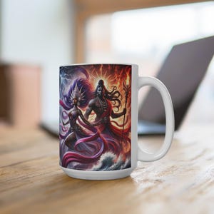 Può includere: Tazza in ceramica bianca con un'illustrazione colorata di una coppia in piedi davanti a uno sfondo infuocato. La donna indossa un vestito blu e bianco e l'uomo indossa una tunica rossa e nera. L'immagine è circondata da onde e fulmini.