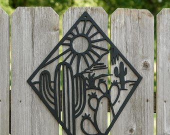 Arte mural metálico con paisaje desértico – Diseño de cactus y sol de 33 x 43 cm / Recubrimiento de polvo negro texturizado / Decoración rústica moderna