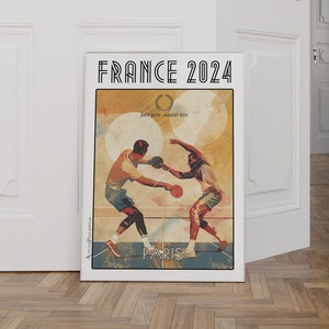 Könnte beinhalten: Ein Plakat für die Olympischen Sommerspiele 2024 in Paris, Frankreich. Das Plakat zeigt zwei Athleten beim Tischtennisspielen. Das Plakat ist weiß mit schwarzem Text und einem rot-weiß-blauen Farbschema.