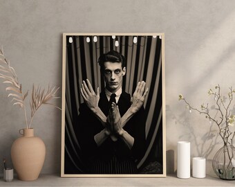 Schwarz-weißes Vintage-Freaks-Poster: Mann mit vier Händen – absurder Kunstdruck für originelle Wanddekoration