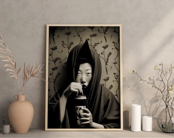 Poster van een moderne geisha met een blikje - Zwart-wit muurdecoratie, surrealistisch vintage portret, Japanse inspiratie