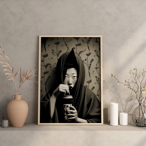 Affiche d'une Geisha Moderne Tenant une Canette - Tirage d'Art Mural Noir et Blanc, Portrait Vintage Surréaliste, Inspiration Japonaise