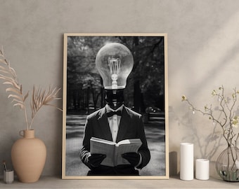 Man met een gloeilamp als hoofd, zwart-wit kunstposter, vintage freakportret, excentrieke muurdecoratie, poster om in te lijsten, AI digitale kunst