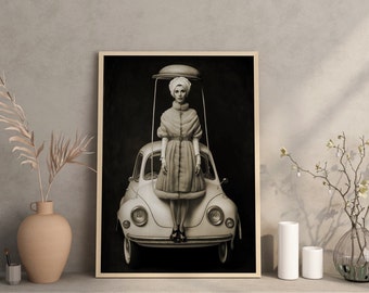 Vrouw staand op een oude auto - Vintage muurdecoratie, zwart-wit, surrealistische fotostijl - Retro Freaks poster