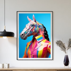 Peut inclure: Un portrait abstrait coloré d'un cheval portant une chemise à motifs rose, jaune et bleu vif sur un fond bleu clair.