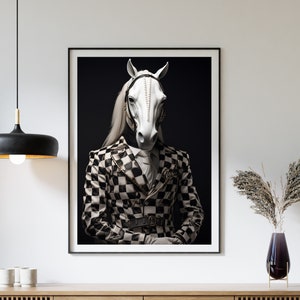 Peut inclure: Une veste de costume à carreaux noirs et blancs avec un masque de tête de cheval blanc. Le masque de tête de cheval a une bride noire et une chaîne dorée. L'image est encadrée et accrochée à un mur blanc au-dessus d'un meuble en bois.