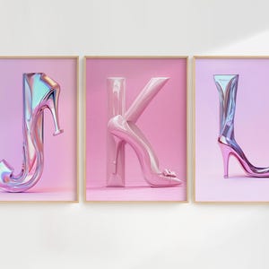 Affiches murales design des lettres J, K et L, inspirées par le monde de la mode et des escarpins de luxe. Avec un jeu subtil de lumière et de transparence, ces lettres semblent taillées dans du verre poli, capturant une esthétique ultra-féminine et contemporaine.