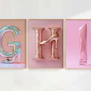 Affiches typographiques uniques des lettres G, H et I, fusionnant design de chaussures haute couture et esthétique futuriste. Des reflets chromés, des courbes fluides et un éclat glamour font de ces lettres une pièce d’art audacieuse et élégante.
