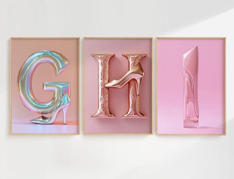 Affiches typographiques uniques des lettres G, H et I, fusionnant design de chaussures haute couture et esthétique futuriste. Des reflets chromés, des courbes fluides et un éclat glamour font de ces lettres une pièce d’art audacieuse et élégante.