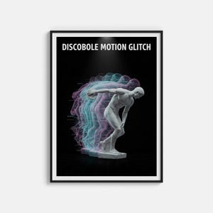Peut inclure: Impression d'art encadrée représentant une statue blanche d'un lanceur de disque avec un effet de glitch de mouvement en nuances de bleu et de violet. Le texte "DISCOBOLE MOTION GLITCH" est en haut sur fond noir.