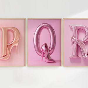 Affiches murales illustrant les lettres P, Q et R sous forme de talons sculptés aux reflets rosés. Chaque détail est minutieusement travaillé pour créer une esthétique sensuelle et futuriste, parfaite pour les amateurs de mode et de décoration audacieuse.