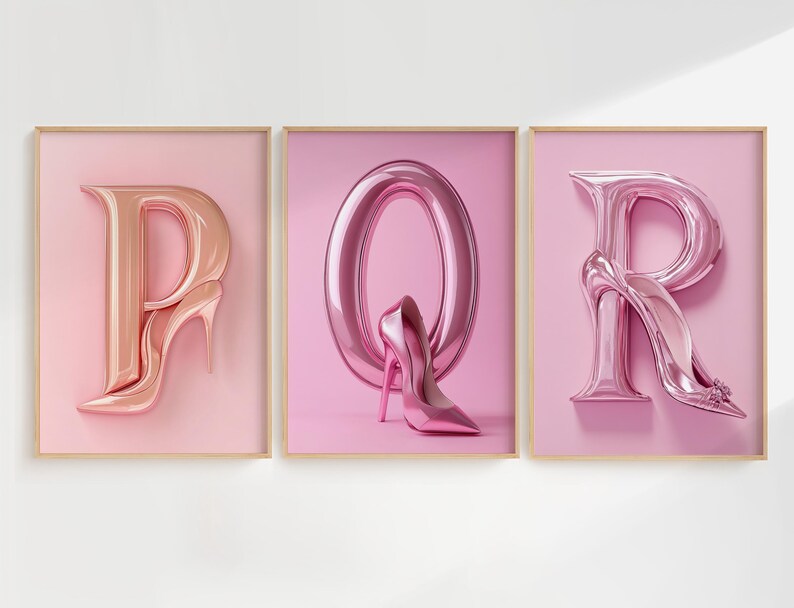 Affiches murales illustrant les lettres P, Q et R sous forme de talons sculptés aux reflets rosés. Chaque détail est minutieusement travaillé pour créer une esthétique sensuelle et futuriste, parfaite pour les amateurs de mode et de décoration audacieuse.