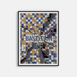 Peut inclure: Impression d'art encadrée avec un fond en mosaïque de carrés bleus, blancs et dorés. Le mot "BASTION" est superposé avec un effet de glitch, et du code binaire est visible. L'œuvre a une esthétique moderne et numérique.