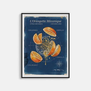Peut inclure: Impression encadrée intitulée "L'Orangette Mécanique" représentant une vue éclatée d'une orange avec des engrenages et des détails d'huile essentielle. L'œuvre a un style de plan avec des tranches d'orange et du texte sur fond bleu foncé.
