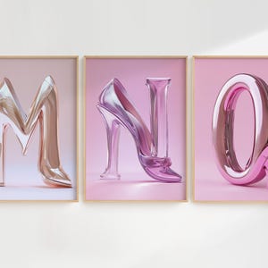 Affiches décoratives des lettres M, N et O, transformées en structures fluides évoquant des talons hauts en fusion métallique. Un mélange entre l’univers de la mode et le design abstrait, idéal pour une ambiance moderne et glamour.