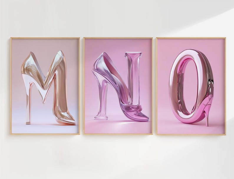 Affiches décoratives des lettres M, N et O, transformées en structures fluides évoquant des talons hauts en fusion métallique. Un mélange entre l’univers de la mode et le design abstrait, idéal pour une ambiance moderne et glamour.