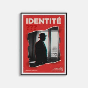 Peut inclure: Une affiche encadrée sur fond rouge avec le mot "IDENTITÉ" en blanc et des points d'interrogation en dessous. Une silhouette d'une personne chapeautée se tient près d'une fenêtre. L'affiche contient du texte en bas.