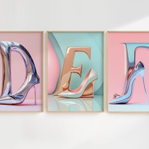 Affiches décoratives mettant en avant les lettres D, E et F, réinterprétées sous la forme de talons aiguilles stylisés. Des teintes métalliques et rosées créent une atmosphère luxueuse, idéale pour une touche sophistiquée et mode dans un intérieur moderne.