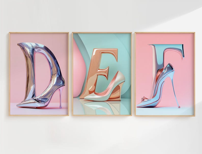 Affiches décoratives mettant en avant les lettres D, E et F, réinterprétées sous la forme de talons aiguilles stylisés. Des teintes métalliques et rosées créent une atmosphère luxueuse, idéale pour une touche sophistiquée et mode dans un intérieur moderne.