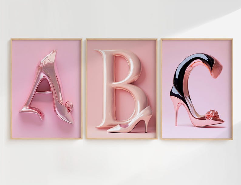 Affiches artistiques des lettres A, B et C, sculptées dans des formes inspirées de talons hauts élégants. Chaque lettre associe courbes raffinées et reflets métalliques pour une esthétique glamour et futuriste. Un design parfait pour une décoration murale chic et audacieuse.