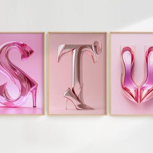 Affiches typographiques mettant en avant les lettres S, T et U, façonnées comme des talons élégants aux courbes exagérées. Le design joue sur la finesse et la brillance des matériaux, offrant une touche unique et artistique à votre intérieur.