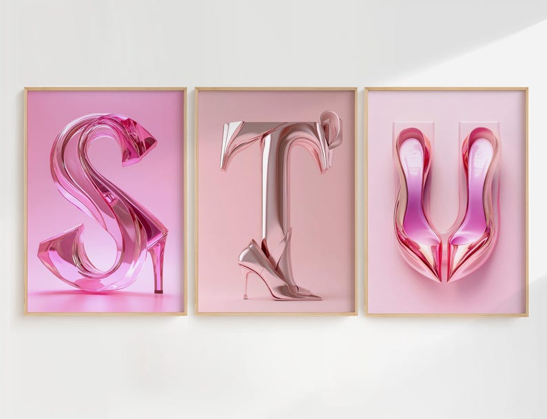 Affiches typographiques mettant en avant les lettres S, T et U, façonnées comme des talons élégants aux courbes exagérées. Le design joue sur la finesse et la brillance des matériaux, offrant une touche unique et artistique à votre intérieur.