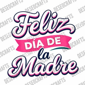 Puede incluir: Diseño gráfico con las palabras "Feliz Día de la Madre" en fuente cursiva. El texto es blanco con contornos rosas y azul oscuro. Las palabras "Día de" están en una pancarta rosa.