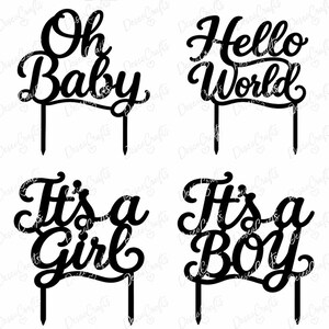Puede incluir: Un conjunto de cuatro adornos negros para pasteles con letras cursivas. Los diseños incluyen las frases Oh Baby, Hello World, It's a Girl e It's a Boy. Cada adorno tiene dos estacas puntiagudas en la base para insertar en un pastel.