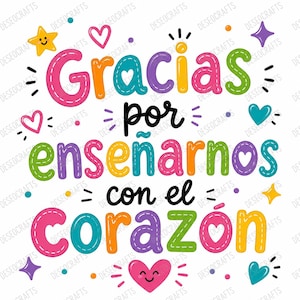 Puede incluir: Un diseño gráfico colorido con la frase en español "Gracias por enseñarnos con el corazón". El texto es multicolor, con corazones y estrellas. El diseño está sobre un fondo blanco.