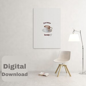 Puede incluir: Una descarga digital de un diseño de arte de pared imprimible que presenta una taza de café blanca con una bebida marrón y el texto "Just Relax lovely" en marrón.