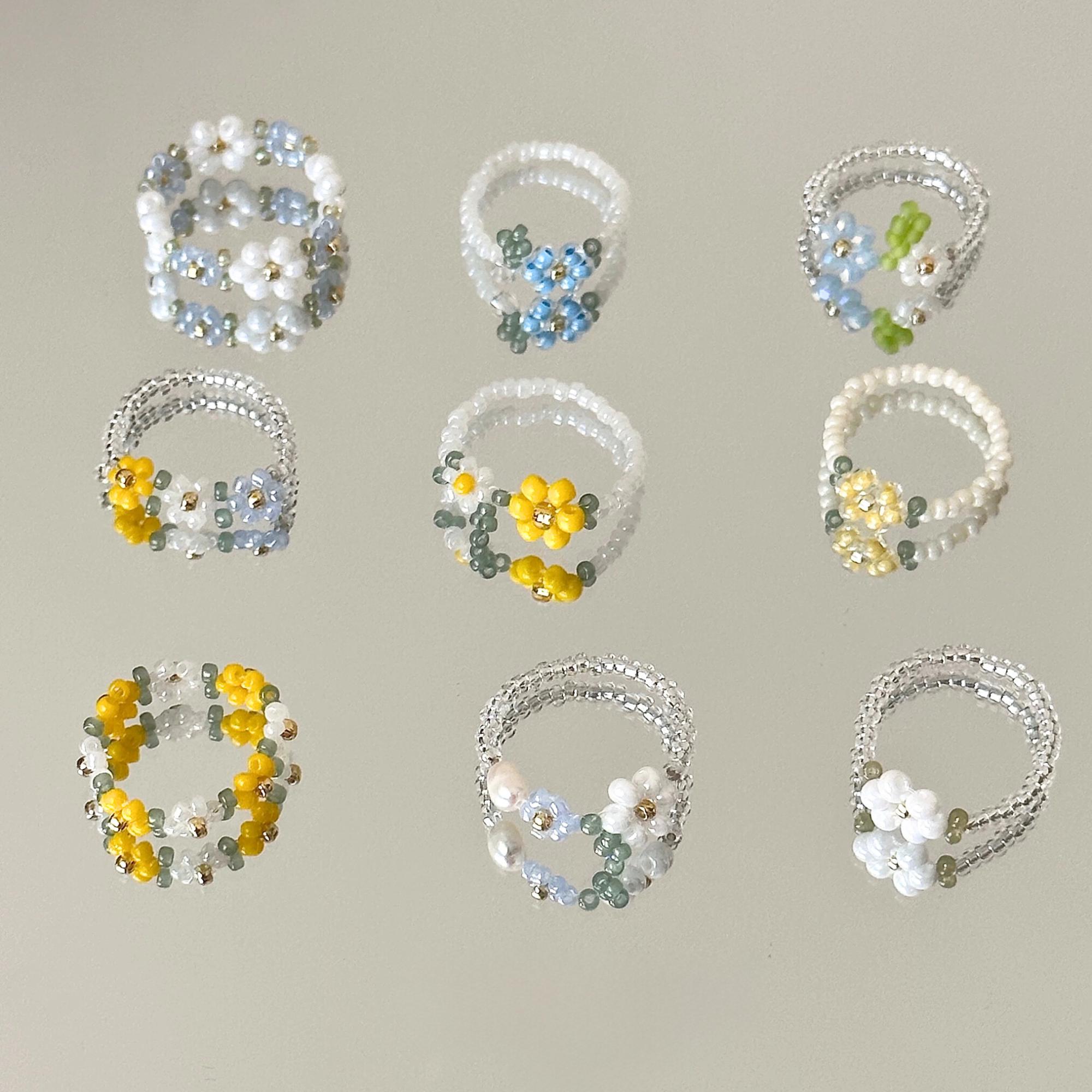Bague marguerite et perles, Bagues en perles, Anneaux de l'an 2000, Bijoux de l'an 2000, Bague florale, Jolie bague, Anneaux empilables, Anneaux colorés