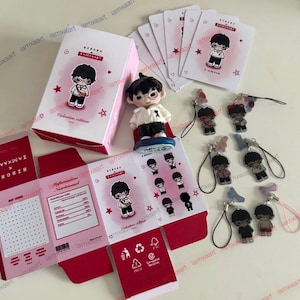 Peut inclure: Une collection de produits dérivés mettant en vedette un personnage de dessin animé. Articles comprennent une boîte, des cartes, des porte-clés et une figurine. La boîte est rose et blanche avec le texte "Valentine edition".