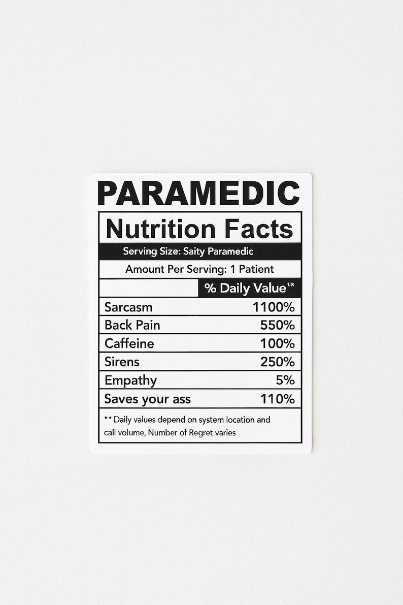 Puede incluir: Una pegatina blanca con texto negro que dice "PARAMEDIC Nutrition Facts". La pegatina enumera los valores diarios de Sarcasmo, Dolor de espalda, Cafe&iacute;na, Sirenas, Empat&iacute;a y Saves your ass.