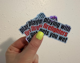 Sticker van spelen met brandweerlieden wordt je nat Sticker, grappige sticker brandweerman, brandweerhumor