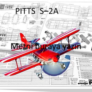 Könnte beinhalten: Ein rot-weißes Pitts S-2A Doppeldecker-Modellflugzeug mit detaillierten Blaupausen im Hintergrund. Das Modellflugzeug hat ein detailliertes Design mit einem roten Rumpf und Flügeln mit weißen Streifen. Der Text "PITTS S-2A" ist sichtbar.