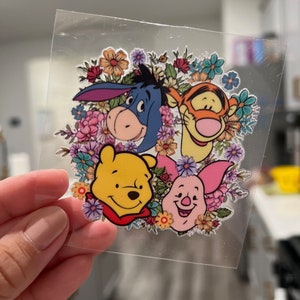 Disney inspiriert Honig Bär UV DTF Floral Pooh und Freunde Aufkleber Aufkleber | Bereit zum Bewerben auf jeder harten Oberfläche Libby Glass Can Wrap