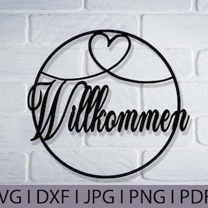 Puede incluir: Un letrero de bienvenida en blanco y negro con un diseño de corazón. El letrero dice "Willkommen" en una fuente decorativa.