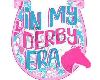 Puede incluir: Diseño de herradura rosa y azul con el texto "in my derby era" y una silueta de cabeza de caballo rosa.