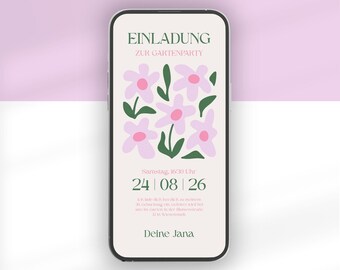 Op de afbeelding: Een smartphone met een digitale uitnodiging met de tekst EINLADUNG ZUR GARTENPARTY, voorzien van een afbeelding van lichtroze bloemen met donkergroene stelen en bladeren op een crèmekleurige achtergrond, inclusief datum 24 08 26 en details.