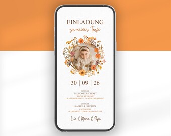 Op de afbeelding: Een smartphone met een digitale doopuitnodiging met de tekst EINLADUNG zu meiner Taufe, een cirkelvormige bloemenkrans rond een babyfoto, de datum 30 | 09 | 26 en details voor een kerkdienst en receptie.