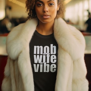 MOB WIFE - Mob Wife T-Shirt - Mob Wife Vibes - Mob Wife Era - Statement T-Shirt - Glam T-Shirt - Trend T-Shirt - Gift for Her