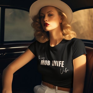 MOB WIFE - Mob Wife T-Shirt - Mob Wife Vibes - Mob Wife Era - Statement T-Shirt - Glam T-Shirt - Trend T-Shirt - Gift for Her