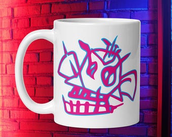 Peut inclure: Mug en céramique blanche avec un motif abstrait rose et bleu, possiblement un contour de personnage. La tasse a une grande anse et est posée contre un mur de briques.