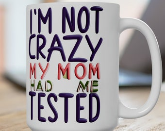 I'm Not Crazy" - 15 oz, sin plomo ni BPA con mango en forma de C - Apto para microondas y lavavajillas - Diseño de cerámica brillante
