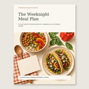 Peut inclure: Un guide numérique intitulé The Weeknight Meal Plan présentant un bol de céréales et légumes, deux tacos aux haricots noirs et poivrons, une cuillère en bois, une carte blanche et un tissu à carreaux rouges sur fond clair.