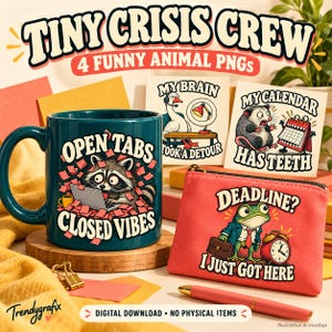Peut inclure: Un mug en céramique bleu sarcelle foncé avec un raton laveur et un ordinateur portable portant le texte OPEN TABS CLOSED VIBES, une pochette zippée corail avec une grenouille en costume et le texte DEADLINE? I JUST GOT HERE, et deux cartes.